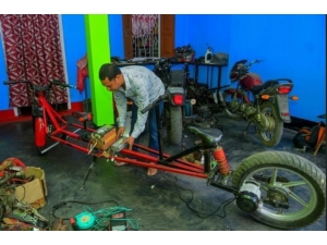 Hindistanlı Tamirci Sosyal Mesafeli Motosiklet Yaptı