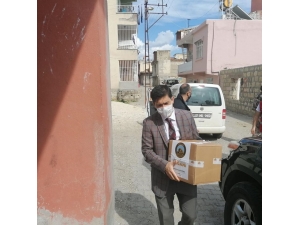 Ergani’de Evden Çıkamayan Vatandaşlara Gıda Kolisi Dağıtılıyor