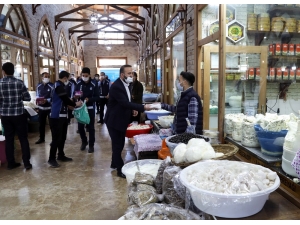 Van Büyükşehir Belediyesi Esnafa Maske Dağıttı