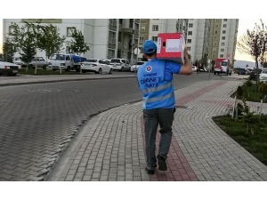 Kapı Kapı Dolaşıp Pide İkram Ediyorlar