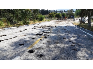 Su Borusu Patladı Asfaltlar Yerinden Söküldü