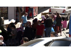 İstanbul’un Göbeğinde Sosyal Mesafesiz Ve Seçmece Pazar Alışverişi