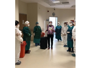 Koronayı Yenen Genç Hemşire, Alkışlarla Taburcu Oldu