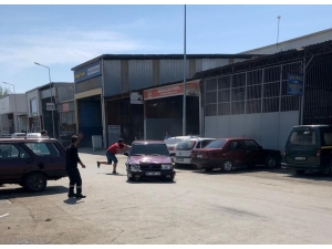 Park Halindeki Araçlara Çarpıp Kaçtı Çalışanlara Büyük Korku Yaşattı