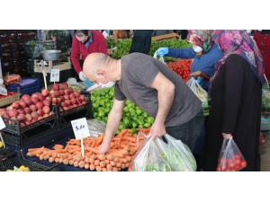 Korona Virüs Tedbirlerine Rağmen Pazarda Ürünleri Elleriyle Seçtiler