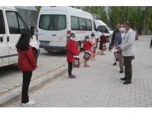 Konteyner Kentte Sosyal Mesafeli Kitap Dağıtımı