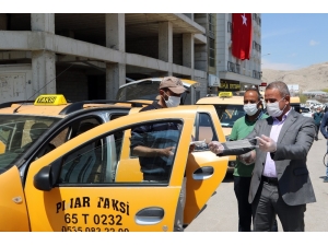 Van Büyükşehir Belediyesinden Taksici Ve Minibüsçü Esnafına Maske Desteği