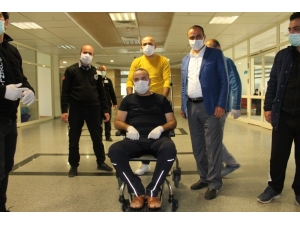 Siirt’te Plazma Tedavisi İle Korona Virüsü Yenen Hasta Davul Ve Zurna Çalınarak Taburcu Oldu