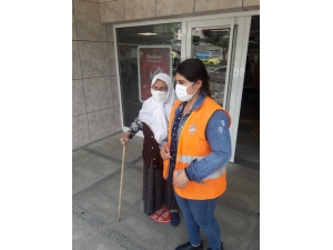 Yaşlı Kadının Maaşını Çekmesine Yardımcı Oldular