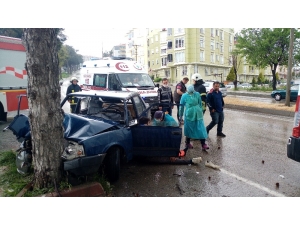 Ağaca Çarpan Otomobil Hurdaya Döndü: 2 Yaralı
