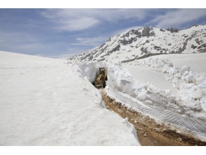 Antalya’da 7 Metrelik Karla Mücadele Çalışmaları