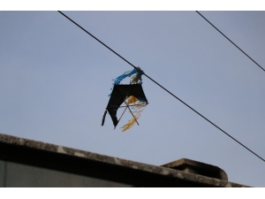 Uçurtmasını Elektrik Telinden Alırken Akıma Kapılan Küçük Kızı Polis Kurtardı