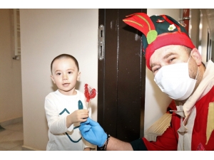 Hacivat Ve Karagöz Kılığına Girip Çocukları Neşelendirdiler