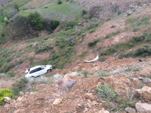 Otomobil Şarampole Yuvarlandı: 1 Ölü, 1 Yaralı