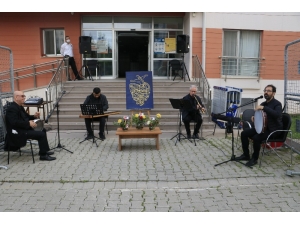 Adana’da Karantinadaki Kişilere Konser