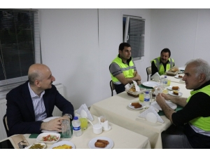 Ulaştırma Bakanı Karaismailoğlu Kuzey Marmara Otoyolu’nda İşçilerle İftar Yaptı