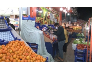 Sokağa Çıkma Kısıtlamasına Dakikalar Kala Marketlerde Yoğunluk Yaşandı