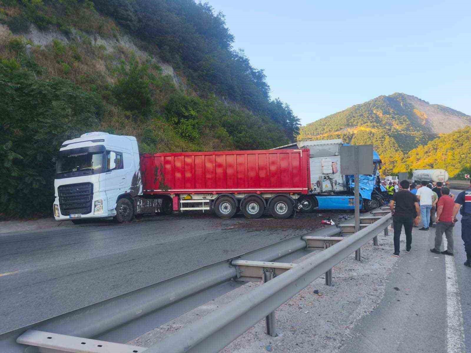 bilecik-te-ayni-istikamette-seyreden-2-tir-carpisti-1-kisi-yaralandi
