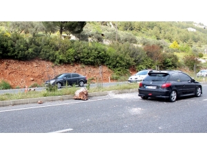 Yola Düşen Kaya Parçasından Şans Eseri Kurtuldular