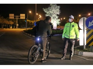 Kısıtlamanın İlk Dakikalarında Sokakta Olan Vatandaşlar Polis Tarafından Evlerine Gönderildi