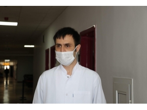 Korona Virüsü Yenen Doktor Hastaları İçin Görevinin Başına Döndü