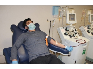 Hastalığı Yenen Doktor, İlk Olarak İmmün Plazmasını Bağışladı