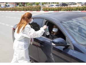 Mersin’de Trafik Işıklarında Sağlık Paketi Dağıtılıyor