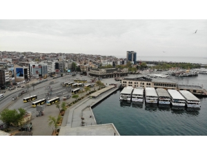 3 Günlük Sokağa Çıkma Kısıtlaması Nedeniyle Kadıköy Meydanı Boş Kaldı