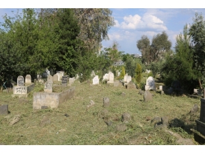 Cizre Belediyesi Mezarlık Temizleme Ve Bakım Çalışması Başlattı
