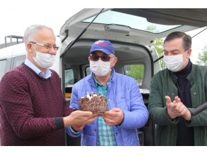 Boş Sokakta Doğum Günü Kutlaması