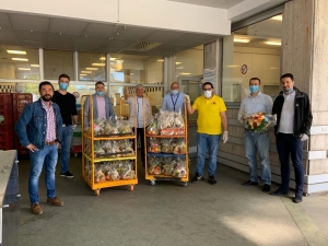 Almanya’da Türk Stk’lar Gül Ve Kolonya Dağıtıyor