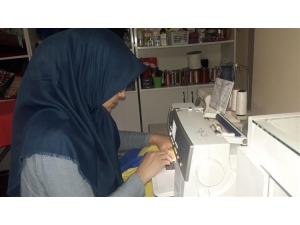 Bayramda Yüzleri Gülsün Diye Gece-gündüz Çocuklara Kıyafet Dikiyorlar