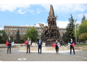 Uşak’ta Sosyal Mesafeli 1 Mayıs Kutlaması