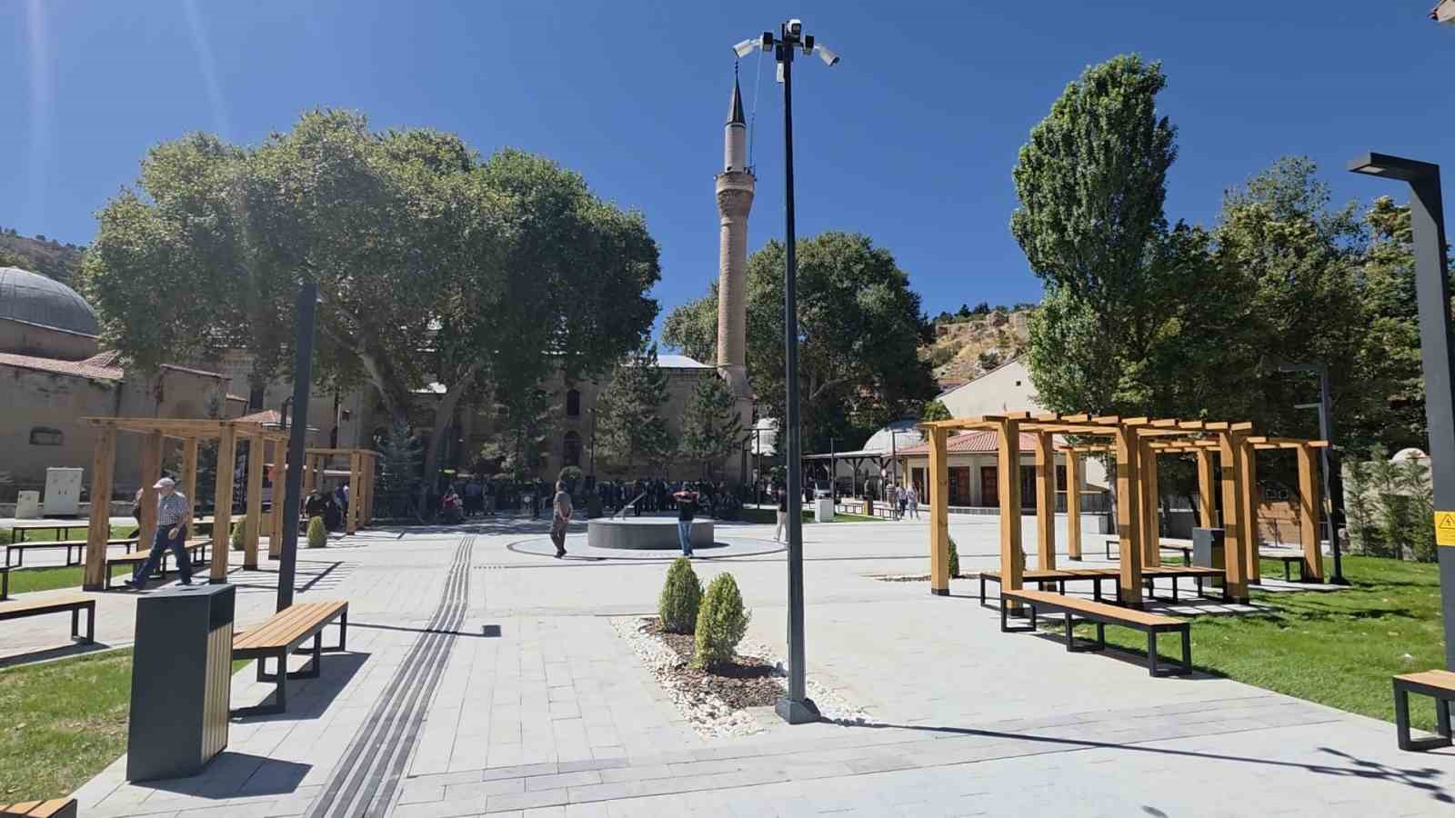 kutahya-da-tarihi-doku-korunarak-ulu-cami-meydani-yenilendi
