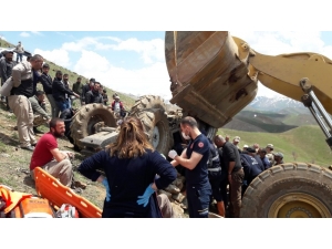 Yüksekova’da Traktör Devrildi: Sürücü 2 Saat Sonra Kurtarılabildi