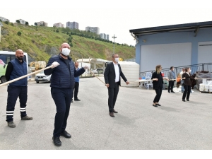 Fırça Saplarıyla Sosyal Mesafeli 1 Mayıs Halayı