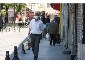 Sokağa Çıkma Kısıtlamasında Vatandaşlar Marketlere Akın Etti
