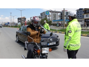 Sokağa Çıkma Kısıtlamasına Uymayan Vatandaştan İlginç Savunma: “Elim Hamurlu, Az Önce Hamur Yaptım”