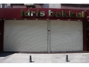 Kısıtlamanın Başlamasıyla Birlikte Market Ve Manavlar Kepenkleri İndirdi