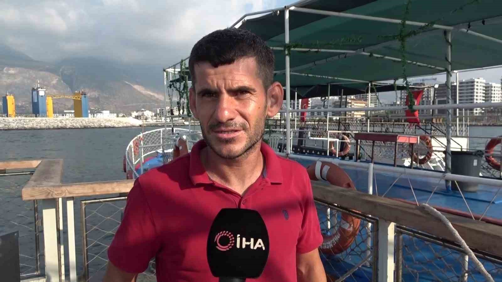 deprem-sonrasi-teknesini-baglayacak-yer-dahi-bulamayan-kaptan-simdi-iskenderun-da-vatandaslari-denizle-bulusturuyor