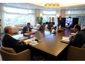 Cumhurbaşkanı Recep Tayyip Erdoğan, Cerrahpaşa Tıp Fakültesi Hastanesinde Sağlık Çalışanı Ve Hastalarla Video Konferans Yöntemi İle Görüştü.