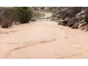 Siirt’te Sağanak Yağış Yolu Ulaşıma Kapattı