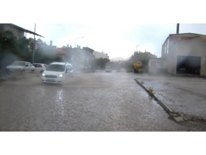 Sandıklı’da Yağan Sağanak Yağmur Hayatı Olumsuz Etkiledi