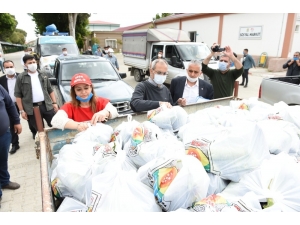 Tarsus Belediyesi, Çiftçilerden Aldığı Mahsulleri Vatandaşa Dağıtmaya Devam Ediyor