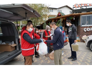 Memleketlerine Gidemeyen Yabancı Öğrencilere Kızılay’dan Yardım