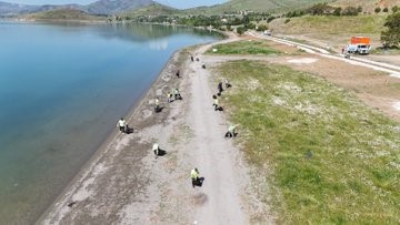 hazar-golu-nde-dev-temizlik-12-ton-atik-toplandi
