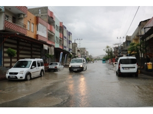 Boş Cadde Ve Sokaklar Göle Döndü