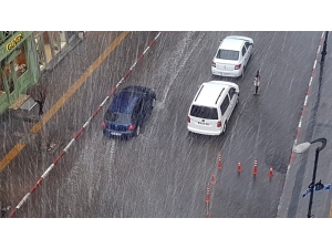 Yağmur Aniden Bastırdı, Yollar Göle Döndü