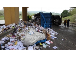 Kağıt Yüklü Kamyon Devrildi: 1 Yaralı