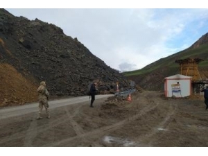 Van-yüksekova Karayolunda Heyelan